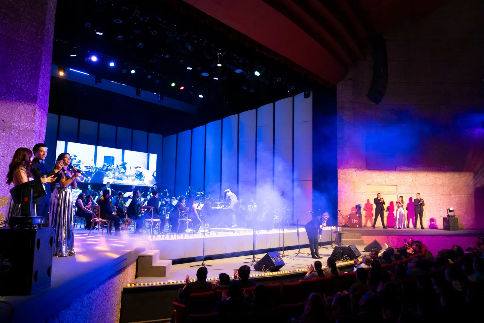 Escenario sinfónico iluminado en el Teatro Aguascalientes