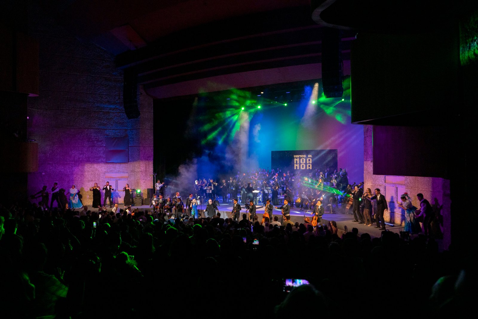 Escenario sinfónico iluminado en el Teatro Aguascalientes